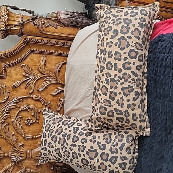 2-24"ร12" Linen like Leopard ๐ print rectangle large PILLOWS FABULOUS - Picture 1 of 4